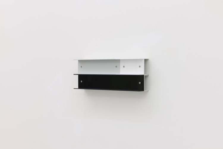 Liam Gillick,&amp;nbsp;Expansion&amp;nbsp;Channelled, 2018, powder-coated aluminium, 16 x 45 x 8 cm / 6.3 x 17.7 x 3.1 in&amp;nbsp;