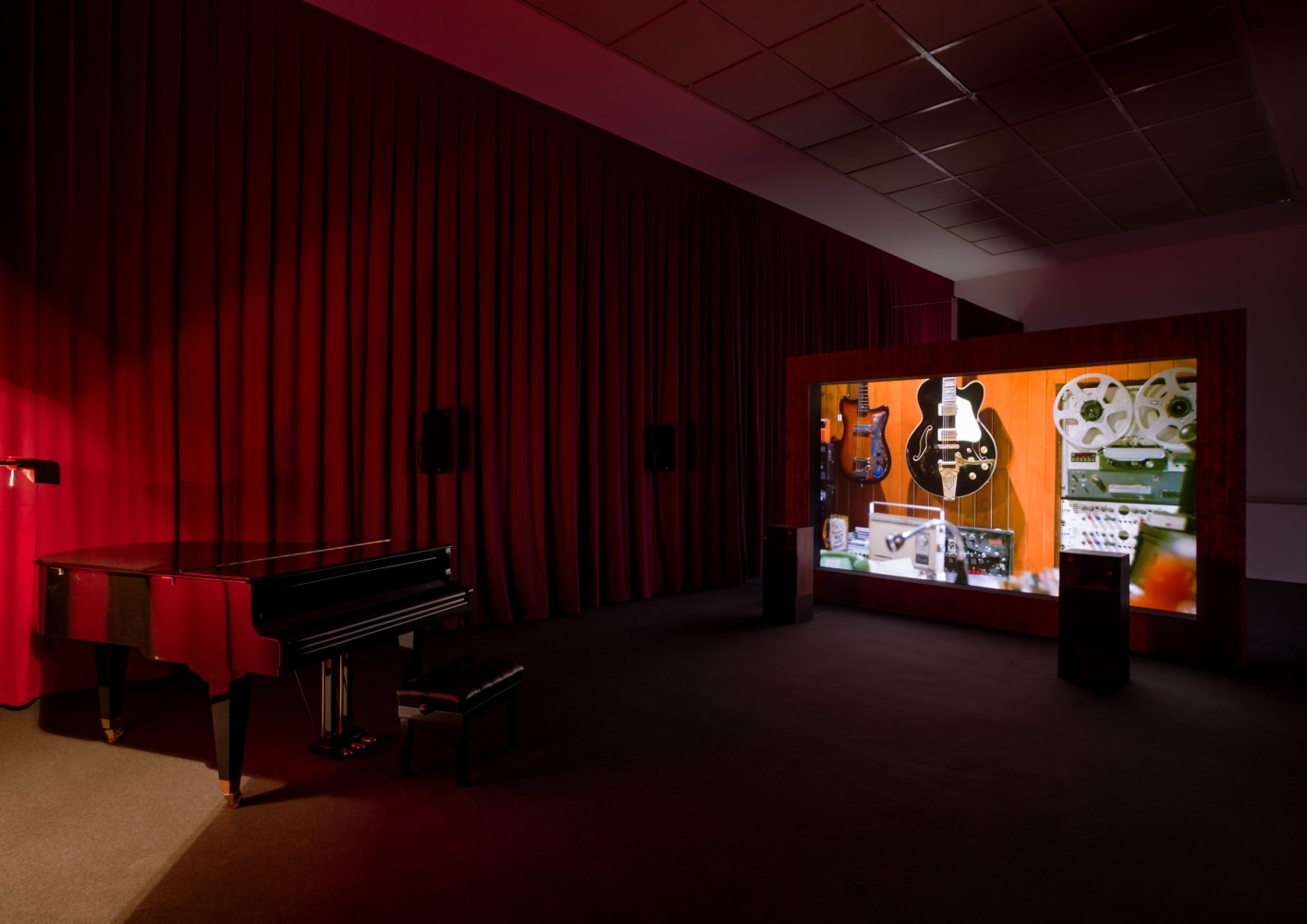 Gerard Byrne
In Our Time,&amp;nbsp;2017
single channel film installation with 8 channel audio, unfixed duration
Installation view, Secession, Vienna 2019, photo: Iris Ranzinger