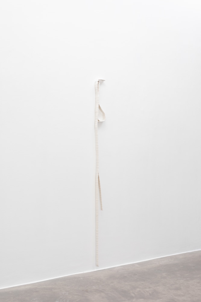 Aleana Egan
Between people
2023
wall element
card, tape, noil, cotton
177 x 10.5 x 4 cm / 69.7 x 4.1 x 1.6 in