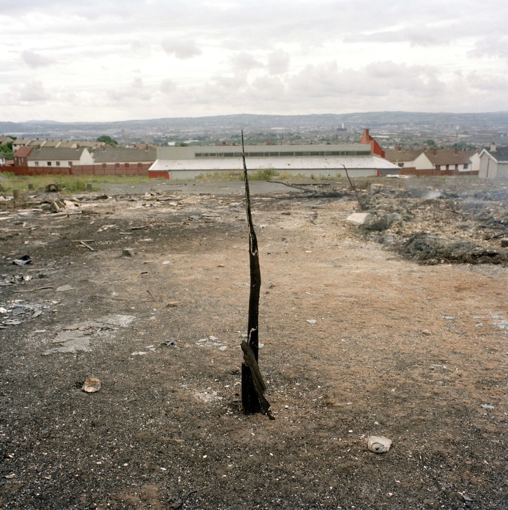 Paul Seawright&amp;nbsp;
Fires Belfast series, 1997
colour type C print on aluminium, edition of 6
150 x 150 cm / 59.1 x 59.1 in&amp;nbsp;&amp;nbsp;
Collection Worcester City Art Centre