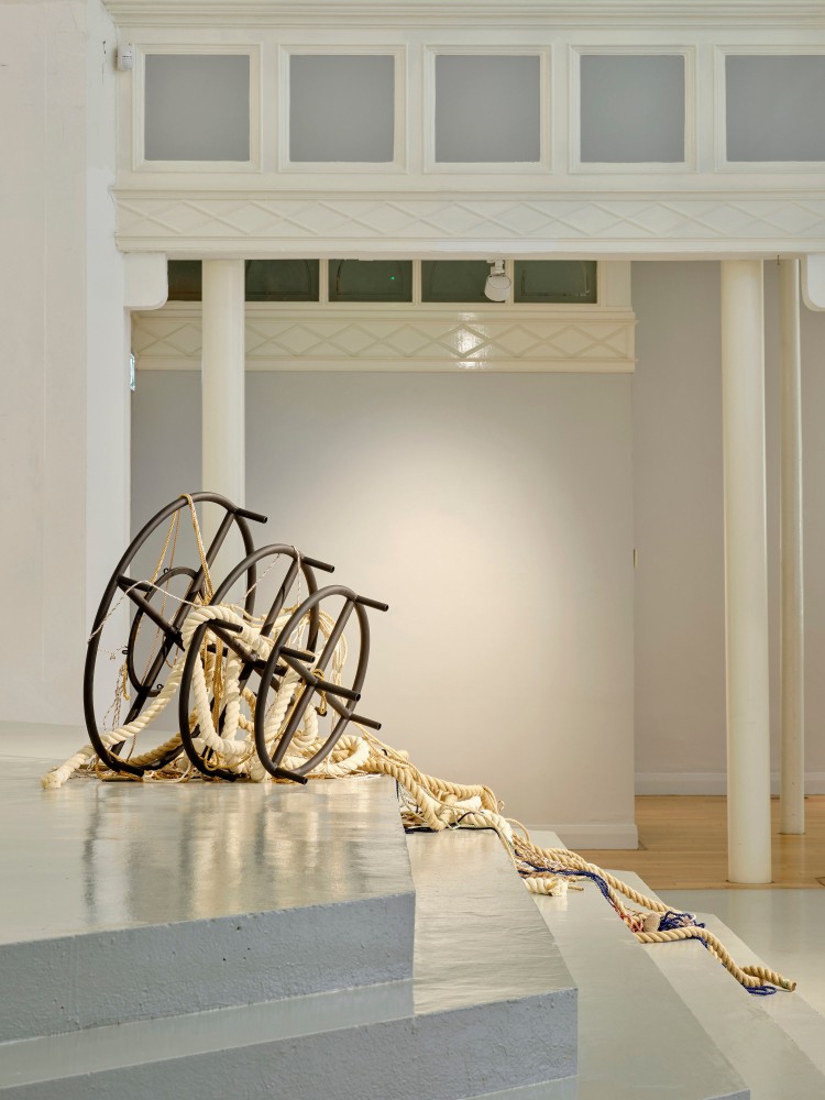 Isabel Nolan&amp;nbsp;

Dashing hopes,&amp;nbsp;2024

26mm steel tube, rope

86 x 86 x 68 cm / 33.9 x 33.9 x 26.8 in, installation dimensions variable