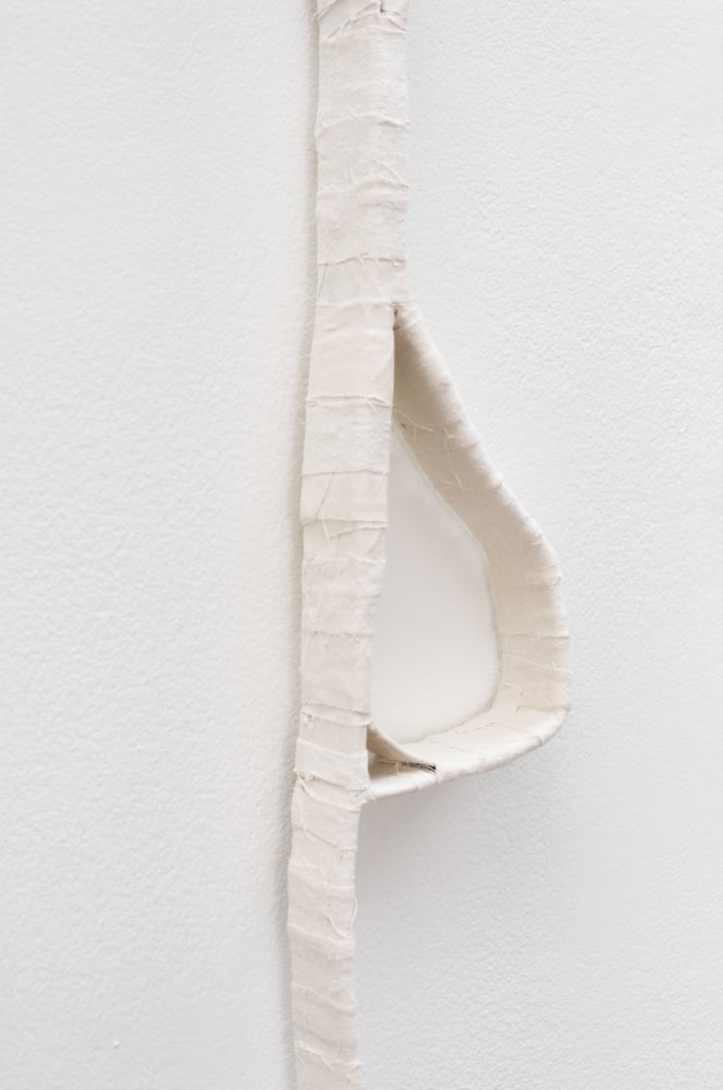 Aleana Egan
Between people
2023
wall element
card, tape, noil, cotton
177 x 10.5 x 4 cm / 69.7 x 4.1 x 1.6 in