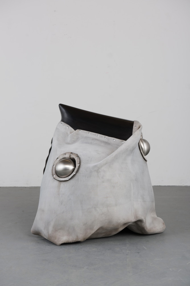 Siobh&amp;aacute;n Hapaska&amp;nbsp;
Bird, 2016
concrete cloth, fibreglass, stainless steel
100 x 110 x 100 cm / 39.4 x 43.3 x 39.4 in&amp;nbsp;