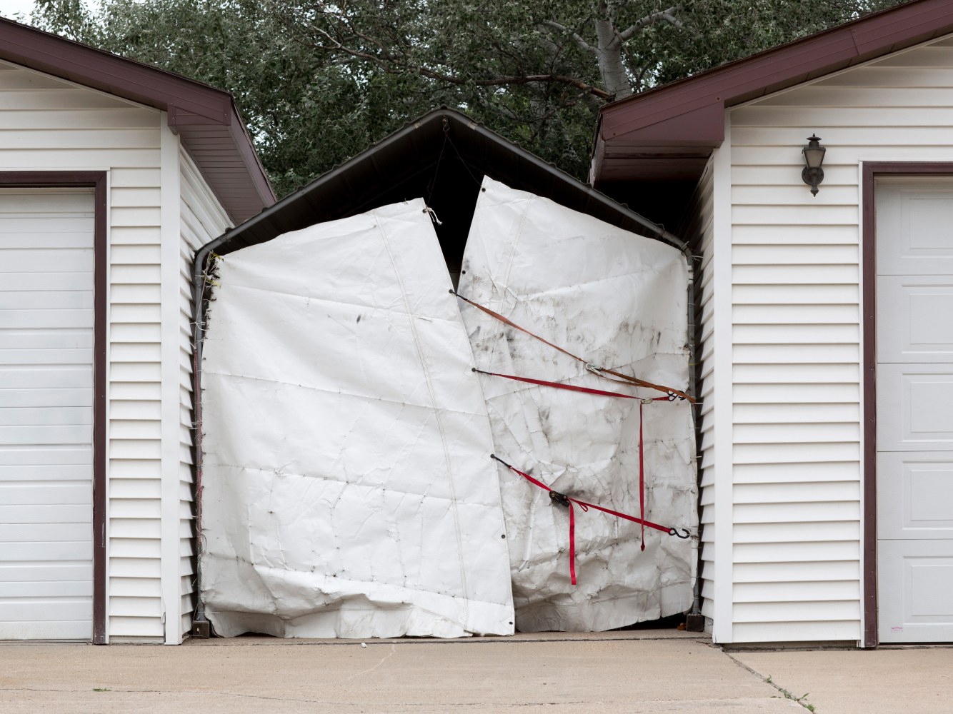 Paul Seawright&amp;nbsp;
Bindings, 2015
pigment print, framed with clarity glass, edition of 3
81.3 x 109.2 cm / 32 x 43 in&amp;nbsp; &amp;nbsp;
89.1 x 117.1 cm / 35.1 x 46.1 in framed&amp;nbsp;&amp;nbsp;