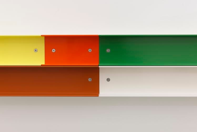 Liam Gillick,&amp;nbsp;Refusal&amp;nbsp;Channelled, 2018, powder-coated aluminium, 16 x 90 x 8 cm / 6.3 x 35.4 x 3.1 in