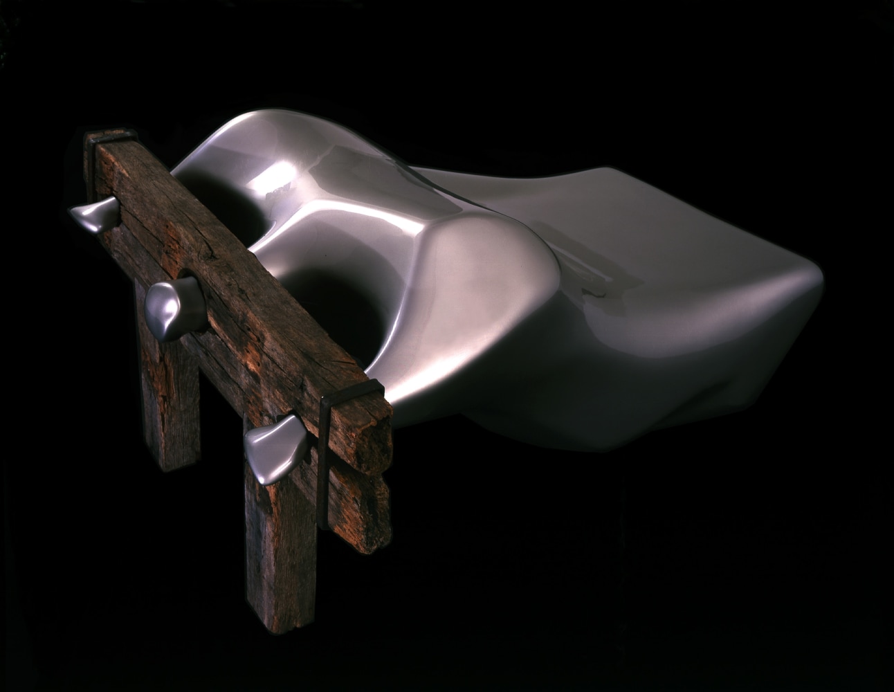 Siobh&amp;aacute;n Hapaska&amp;nbsp;
Delirious, 1996
fiberglass, opalescent paint, acrylic lacquer, wood, metal fixings, audio components
68 x 159 x 103 cm / 26.8 x 62.6 x 40.6 in&amp;nbsp;
Collection of TATE, London