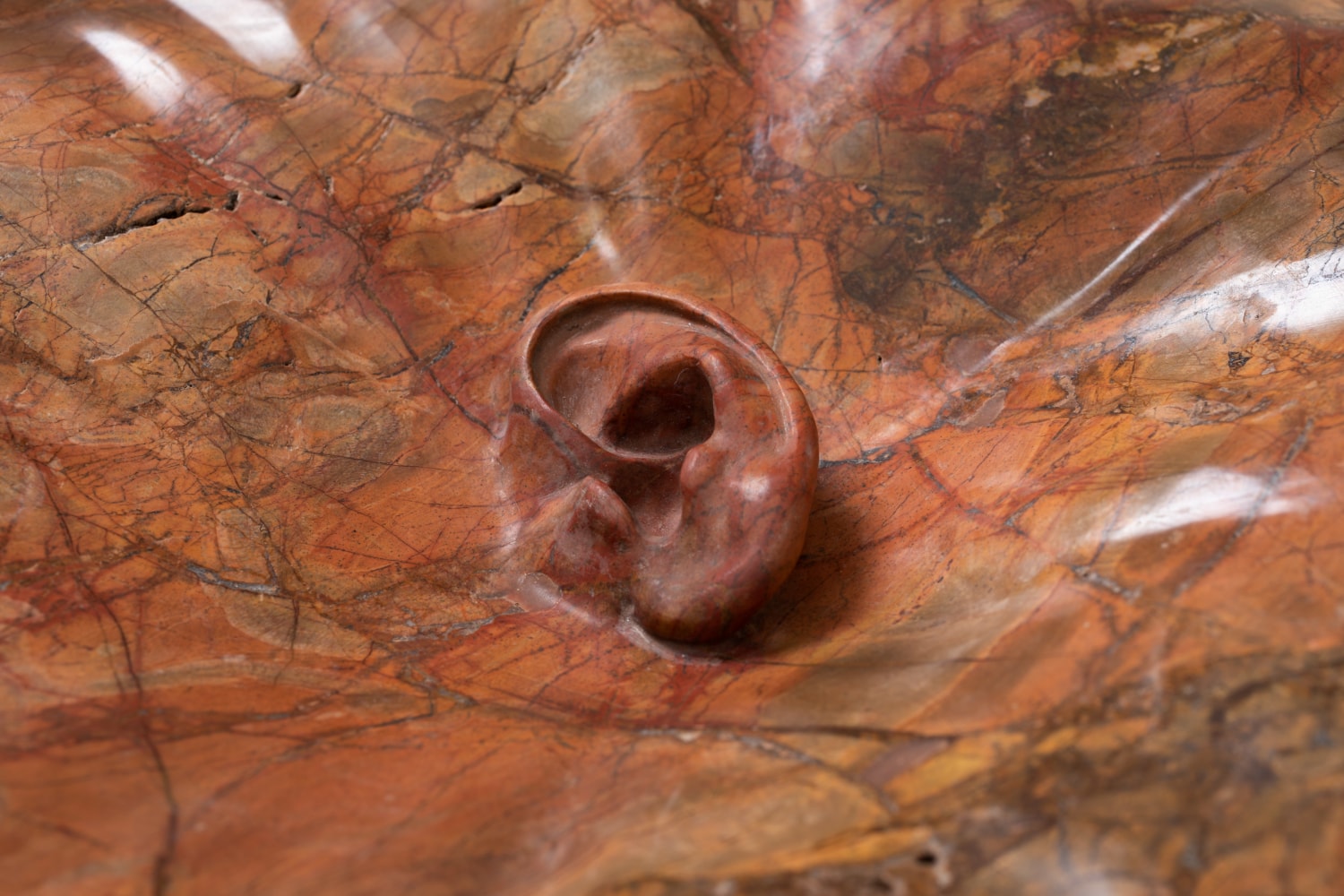 Dorothy Cross
Damascus Pillow, 2021
Damascus rose marble
12 x 52.5 x 42.3 cm / 4.7 x 20.7 x 16.7 in
53 x 42 x 72 cm / 20.9 x 16.5 x 28.3 in plinth