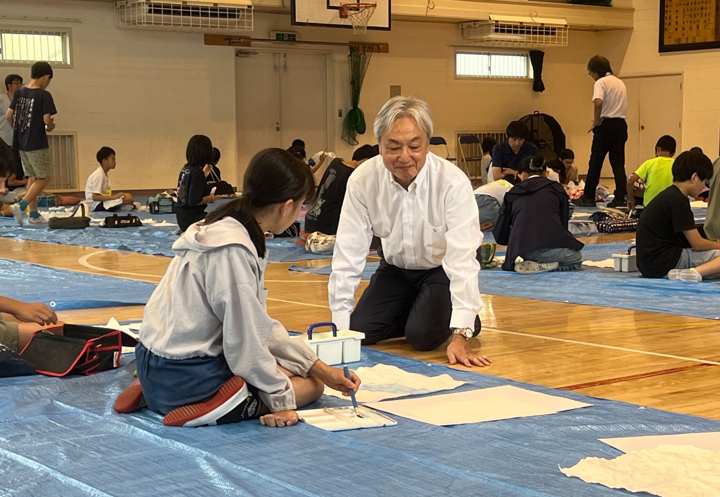 今月もいくつかの小学校で授業をさせていただきました。日野市立滝合小学校でも6年生を対象に和紙を揉んで何に見えるかをみんなで考え、すばらしい作品が生まれました。ゼロからイメージを見つけ出し、それを形にすることこそ、AIの時代の美術教育のもっとも大切な役割だと思います。