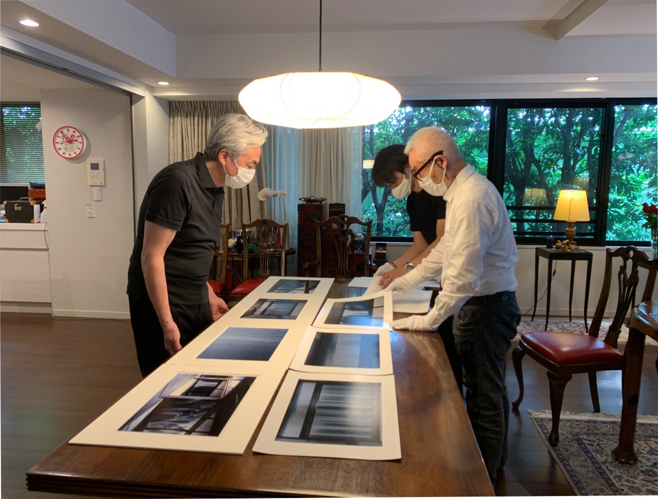 The master photographer, Mr. Bishin Jumongi, is showing me photographs of my works he took at Koyasan.&amp;nbsp;&amp;nbsp;It will be published from a US publisher soon.