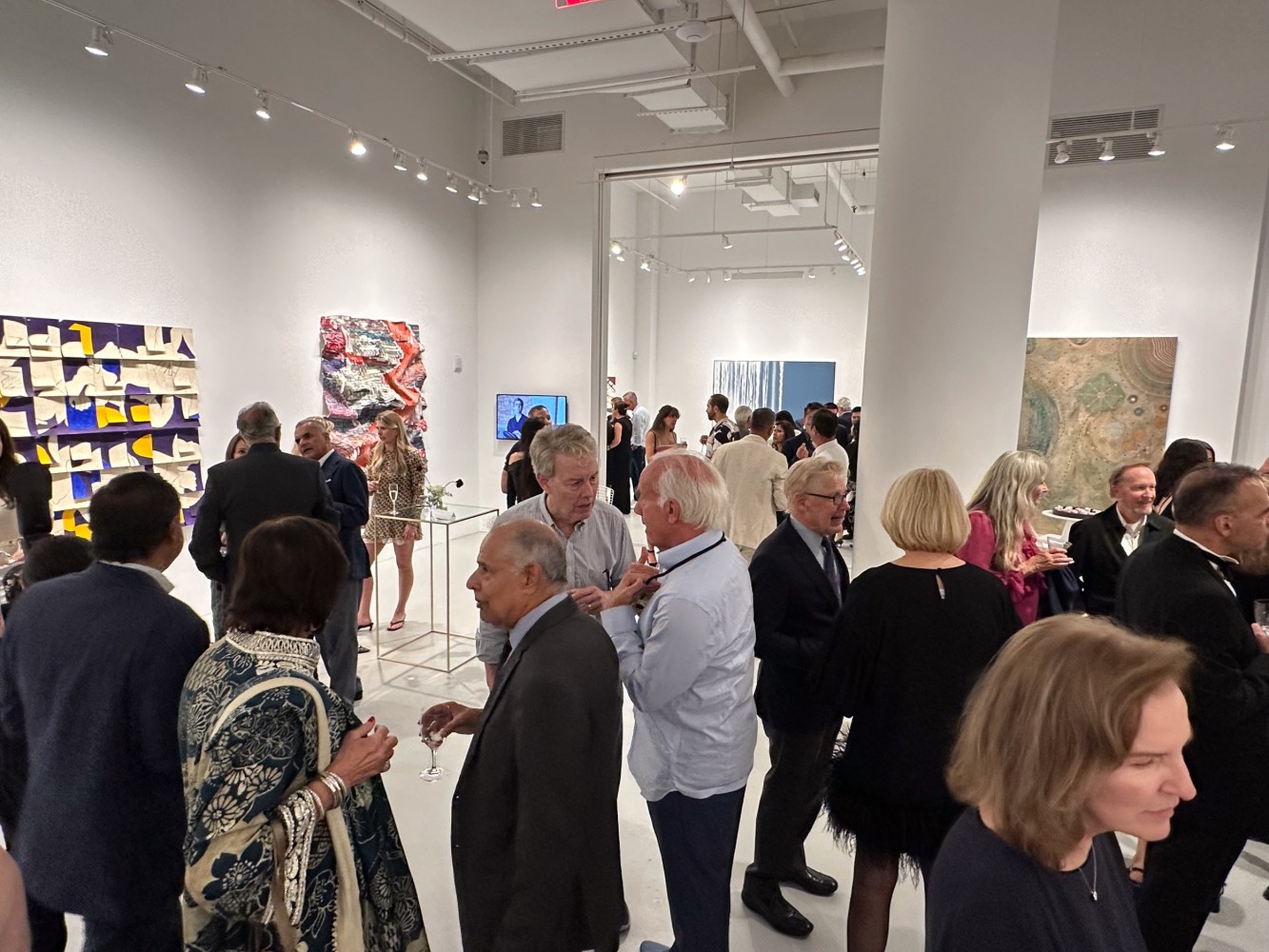 レセプション会場はすぐれたアーティスト達の作品が並び、その中に私の作品も展示してもらっています。コレクターや美術館関係者、美術評論家などの多くの人々で賑わいました。