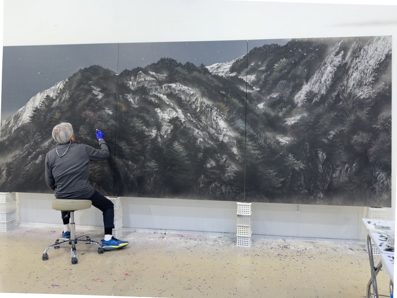I imagine that Kobo Daishi standing in the cave at the bottom center of this painting, gazing at the stars at night and becoming one with the universe.