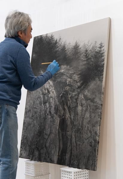 Working on Cliff work to display at Mitsukoshi Isetan Hiroshi Senju Nihonga Award.