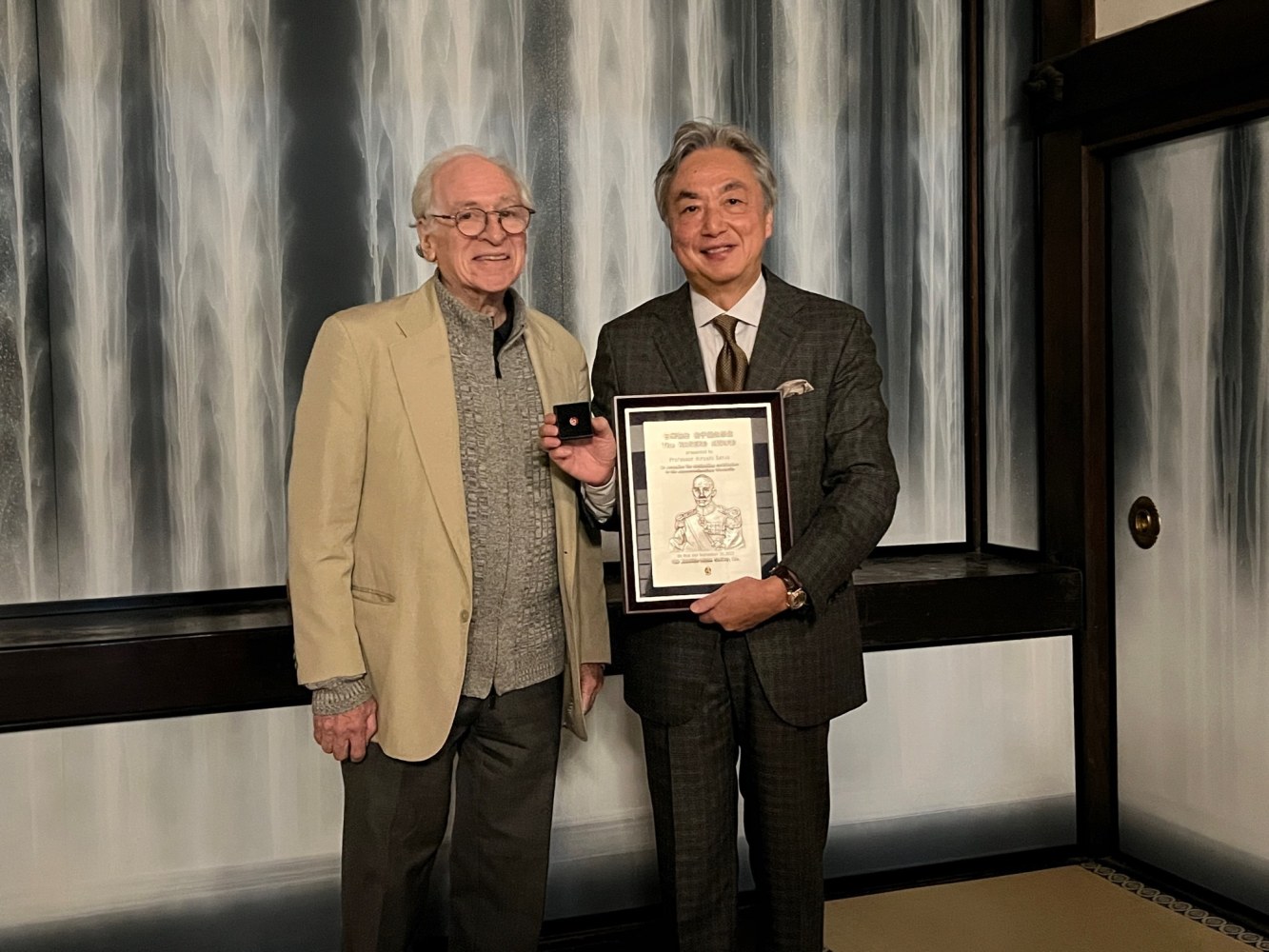 金子堅太郎賞特別賞を同時に受賞された、ジェラルド・カーティス・コロンビア大学名誉教授が、高野山金剛峯寺を訪ねてくださいましたので御同行致しました。代理で先生が保管して下さっていた表彰状を頂きました。