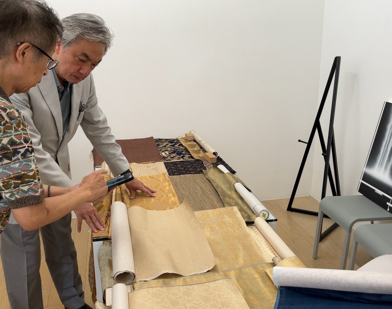 In the meeting with Mr. Fukuda from Fukuda Sokindo in Tokyo. &amp;nbsp;I&amp;#39;ve asked Mr. Fukuda and Mr. Nakajima to create scrolls for the exhibition at Mitsukoshi. &amp;nbsp;It is fascinating to see two extraordinally different tastes.