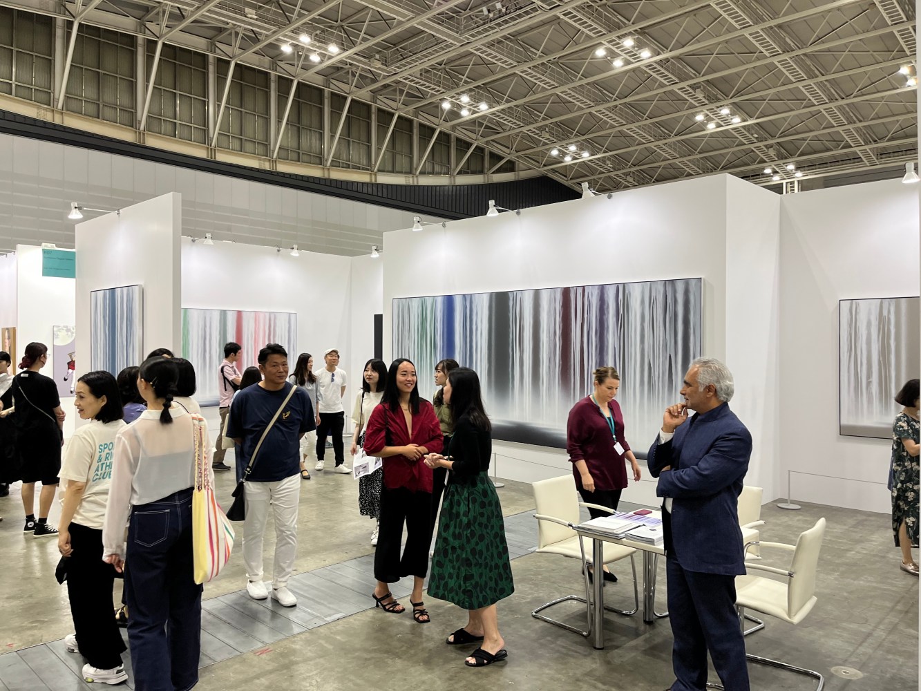 日本で30年ぶりに開催された国際アートフェア Tokyo Gendai にタゴール画廊から出品しました。このブースにはエマニエル米国大使夫妻もわざわざお見え下さいました。