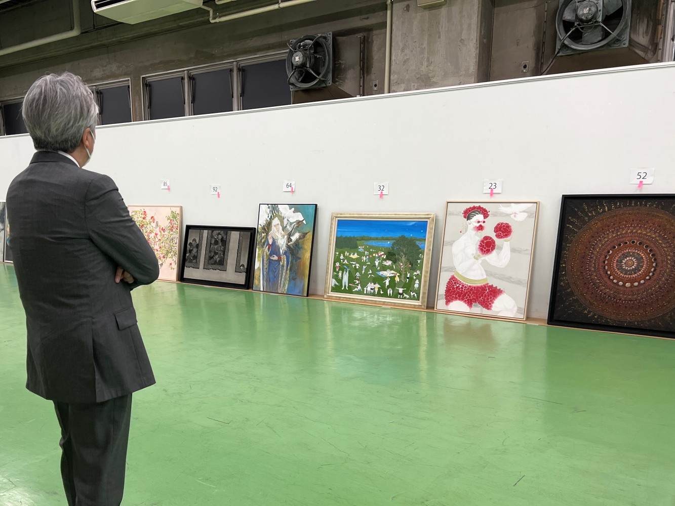 第二回千住博日本画大賞展の審査をしています。素晴らしい作品が集まりました。特に受賞作は傑出した作品でした。このような画家がいたのだな、と驚きました。20作しか入選できない激戦でした。