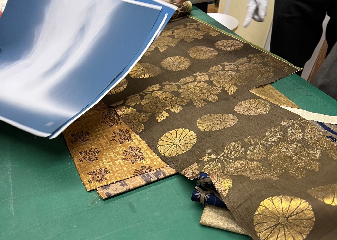 I am in Kyoto to select fabric for my new hanging scroll. &amp;nbsp;The Installer, Nakajima Seikodo holds some of the wondrful antique fabrics in their collection.