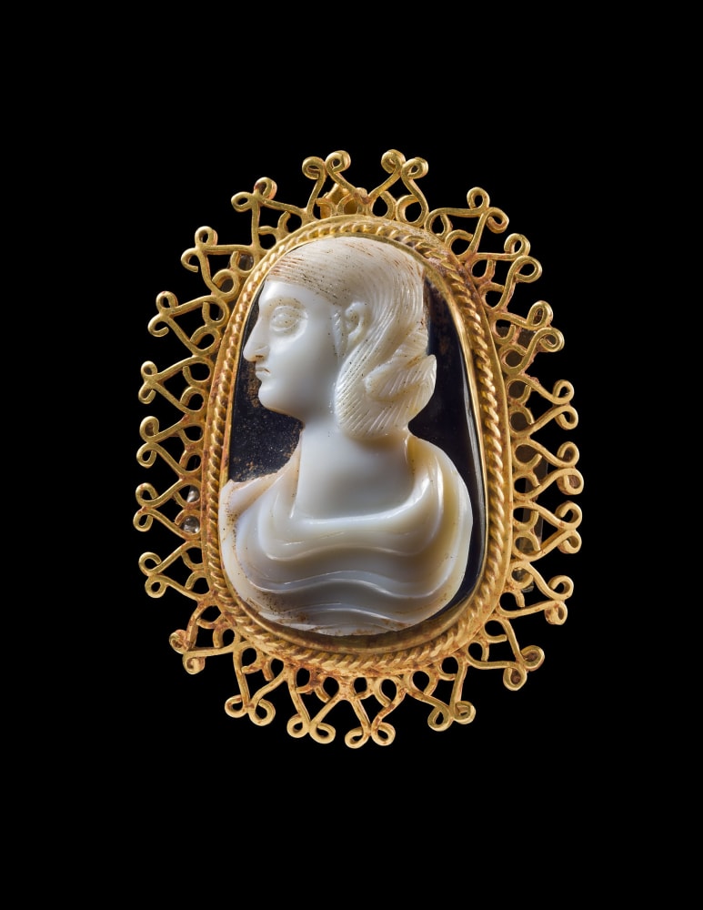 Roman

Openwork Brooch with Cameo

Gold and banded agate

3.50 cm