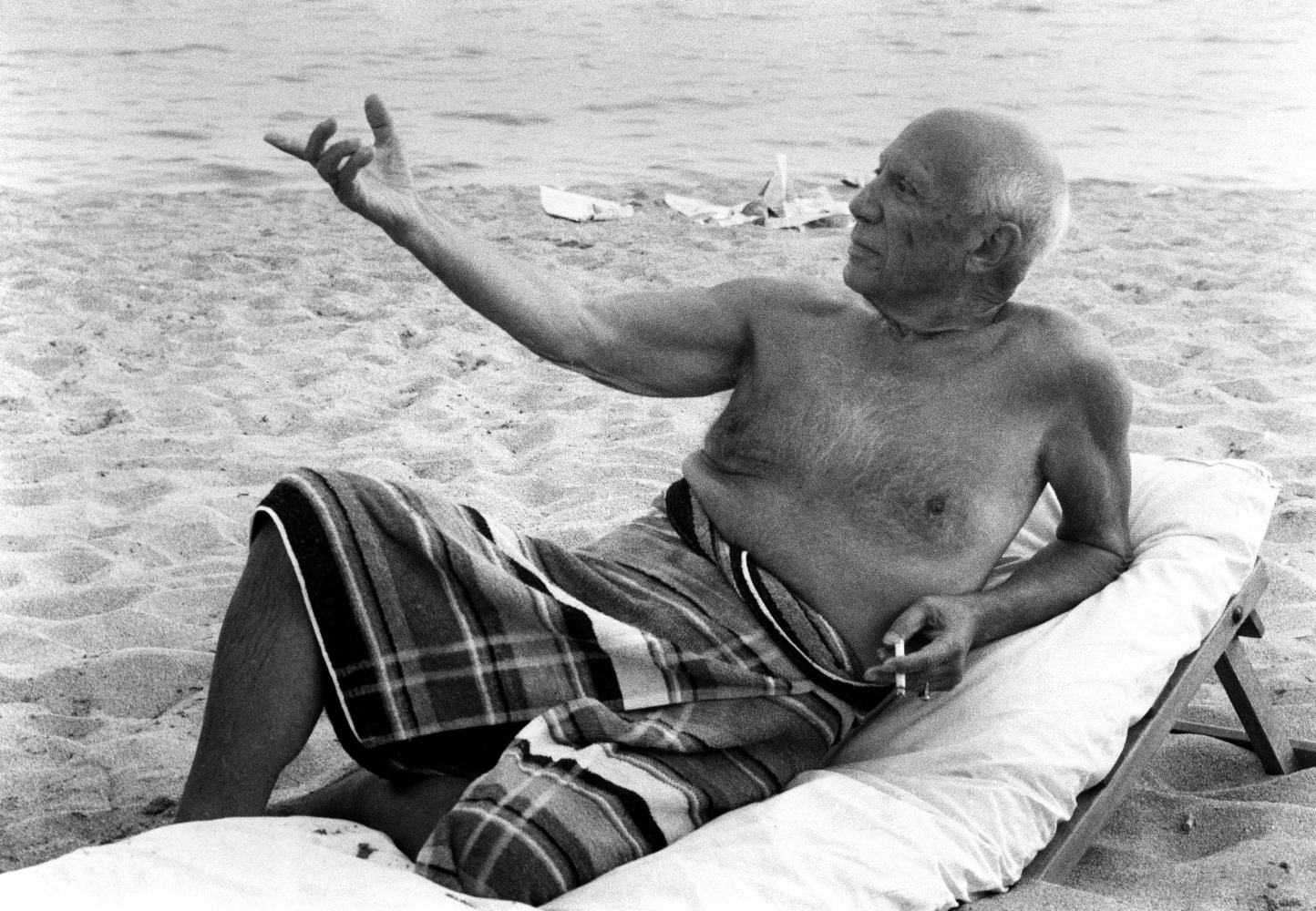 Picasso au bain, plage de Cannes, 1965

vintage silver gelatin print

18 x 24 inches; 45.7 x 61 centimeters

LSFA# 11197