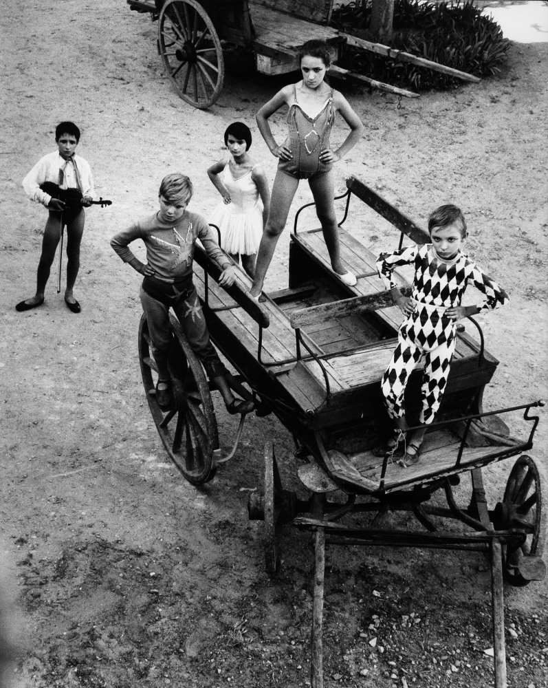 Quintet sur la Charette, Arles, 1955
Vintage SIlver Gelatin Print
12 x 9 1/2 inches; 30.5 x 24 cm
LSFA# 10066