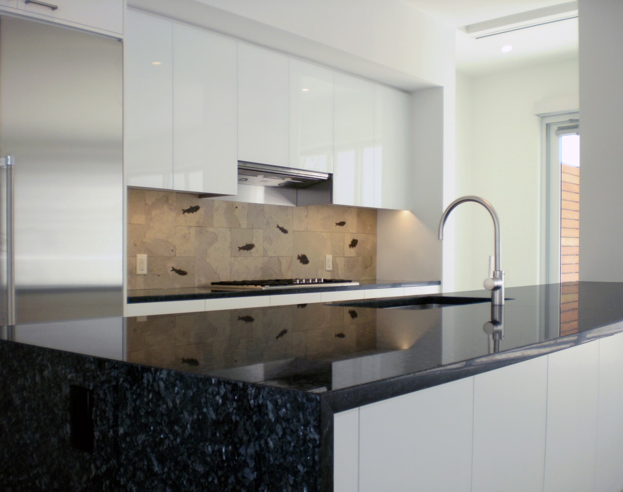 Fossil Tile Backsplash in a moden kitchen