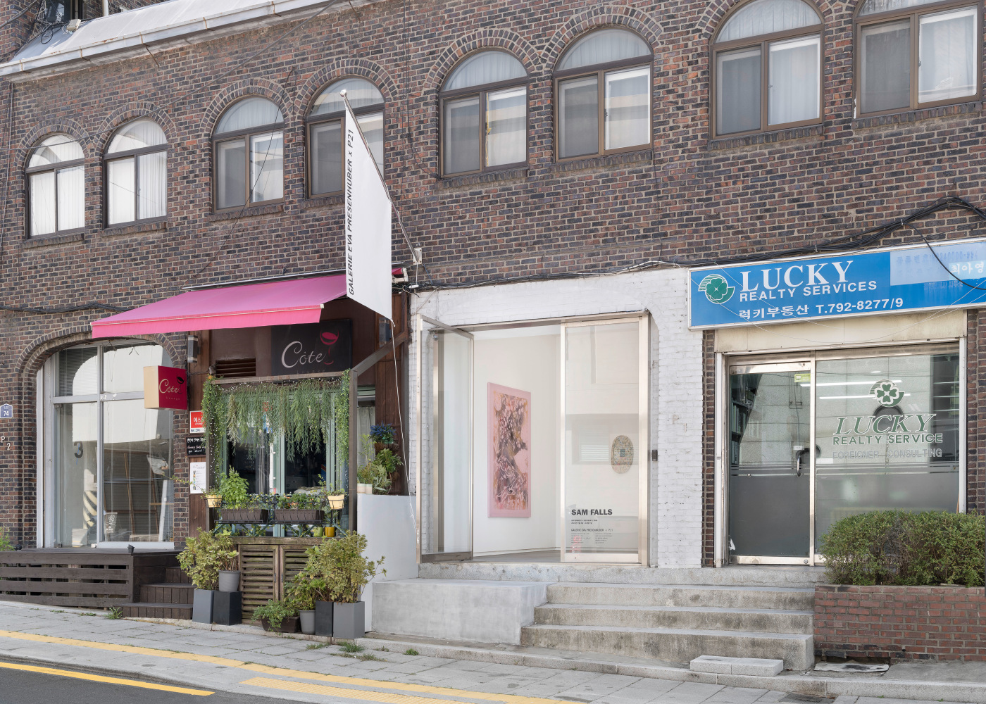 Installation view, Sam Falls, Galerie Eva Presenhuber x P21, Seoul, 2024