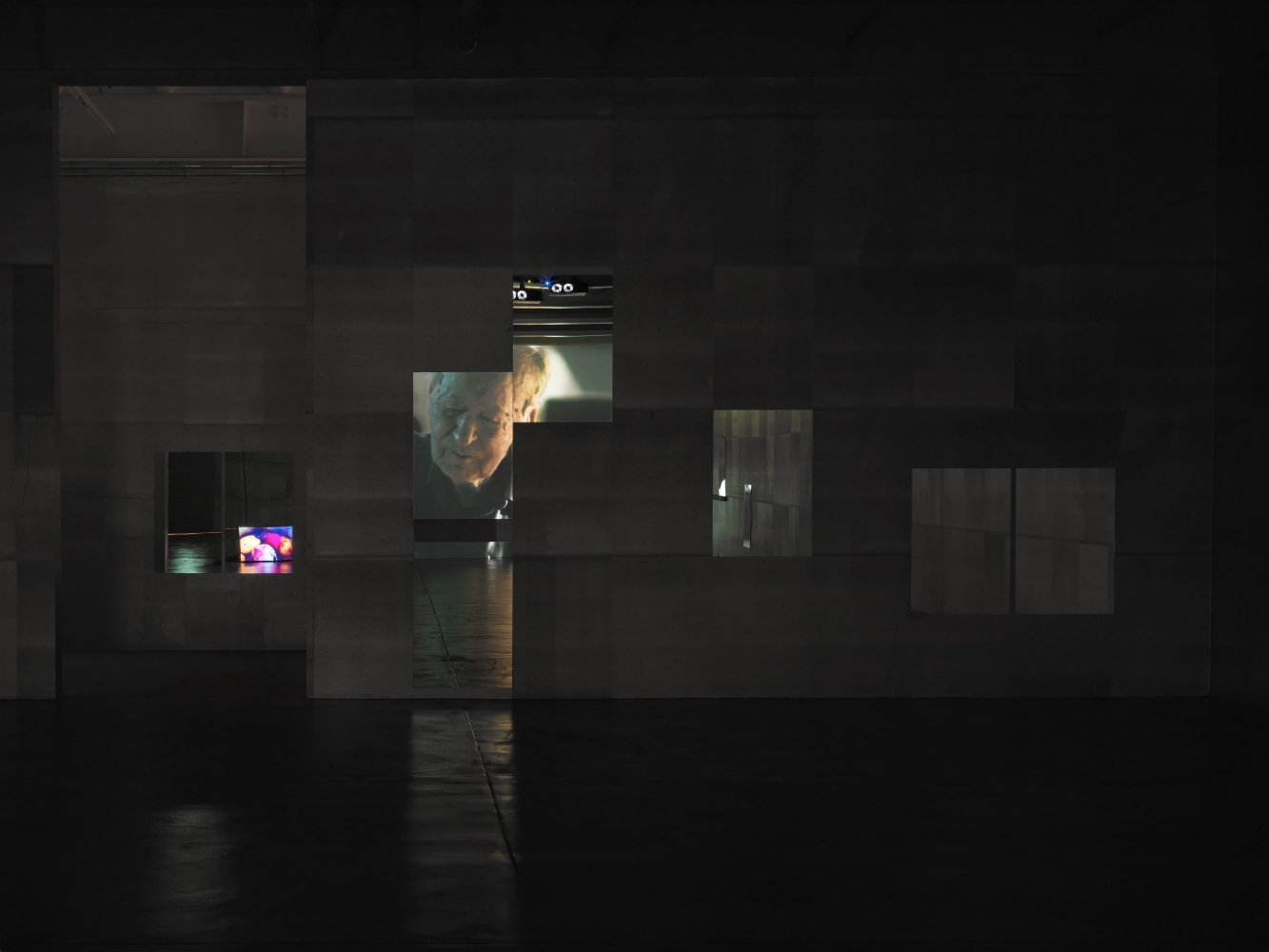Douglas Gordon I had nowhere to go 2016 Silver wallpaper, wall projection, sound, speakers, videos on monitors, mirrors 96 min / Loop Dimensions variable