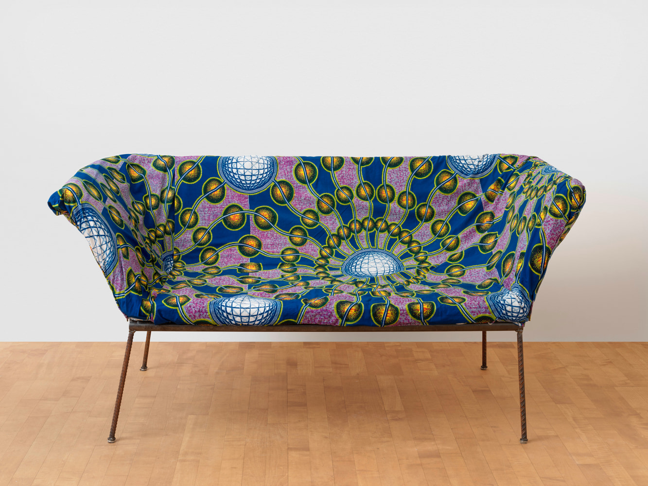 Trog

1996

Rebar, wood, foam, cotton (african fabrics)

60 x 170 x 65 cm / 23 5/8 x 66 7/8 x 25 5/8 in

&amp;copy; Archiv Franz West &amp;copy; Estate Franz West