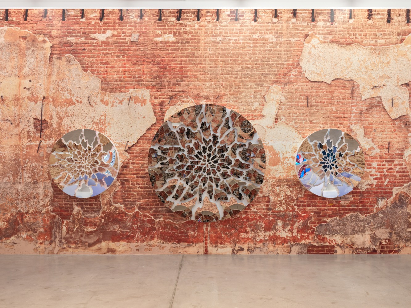 Installation view, Doug Aitken, HOWL, Galerie Eva Presenhuber, Zurich, 2023