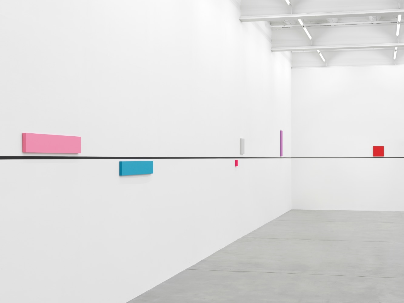 Installation view, Gerwald Rockenschaub, bass+ (re)modification, Galerie Eva Presenhuber, Maag Areal, Zurich, 2024