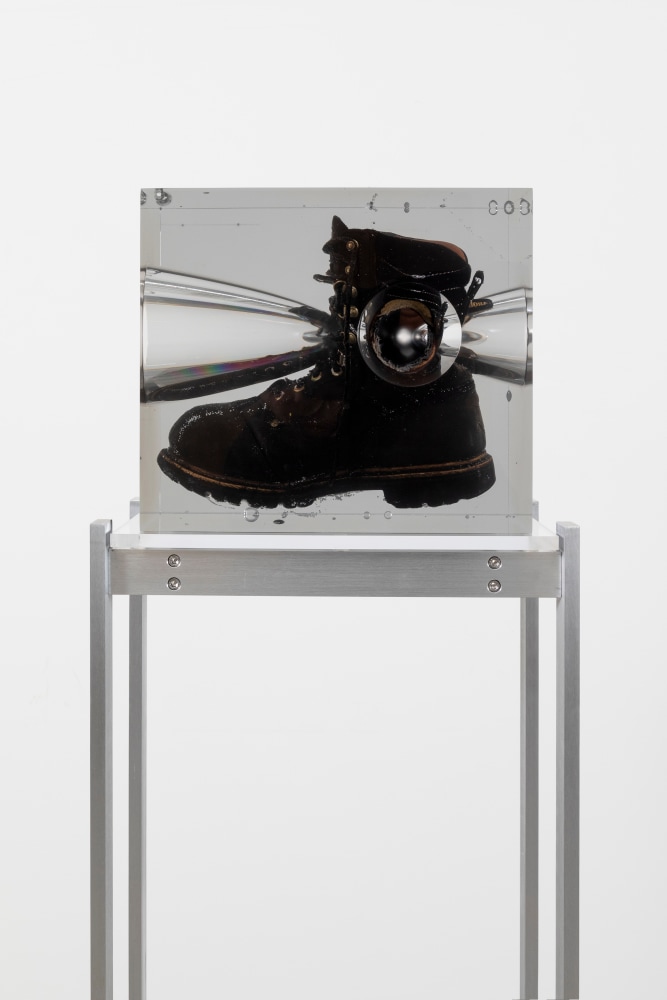 MATTHEW ANGELO HARRISON
Shackle
2023
UAW workers boot (United Auto Workers Union, early 2000&amp;#39;s), polyurethane resin, stainless steel, anodized aluminum
Sculpture 32 x 28.5 x 22 cm / 12 5/8 x 11 1/8 x 8 5/8 in
Pedestal 177 x 35 x 27 cm / 69 5/8 x 13 3/4 x 10 5/8 in
HARRI59018