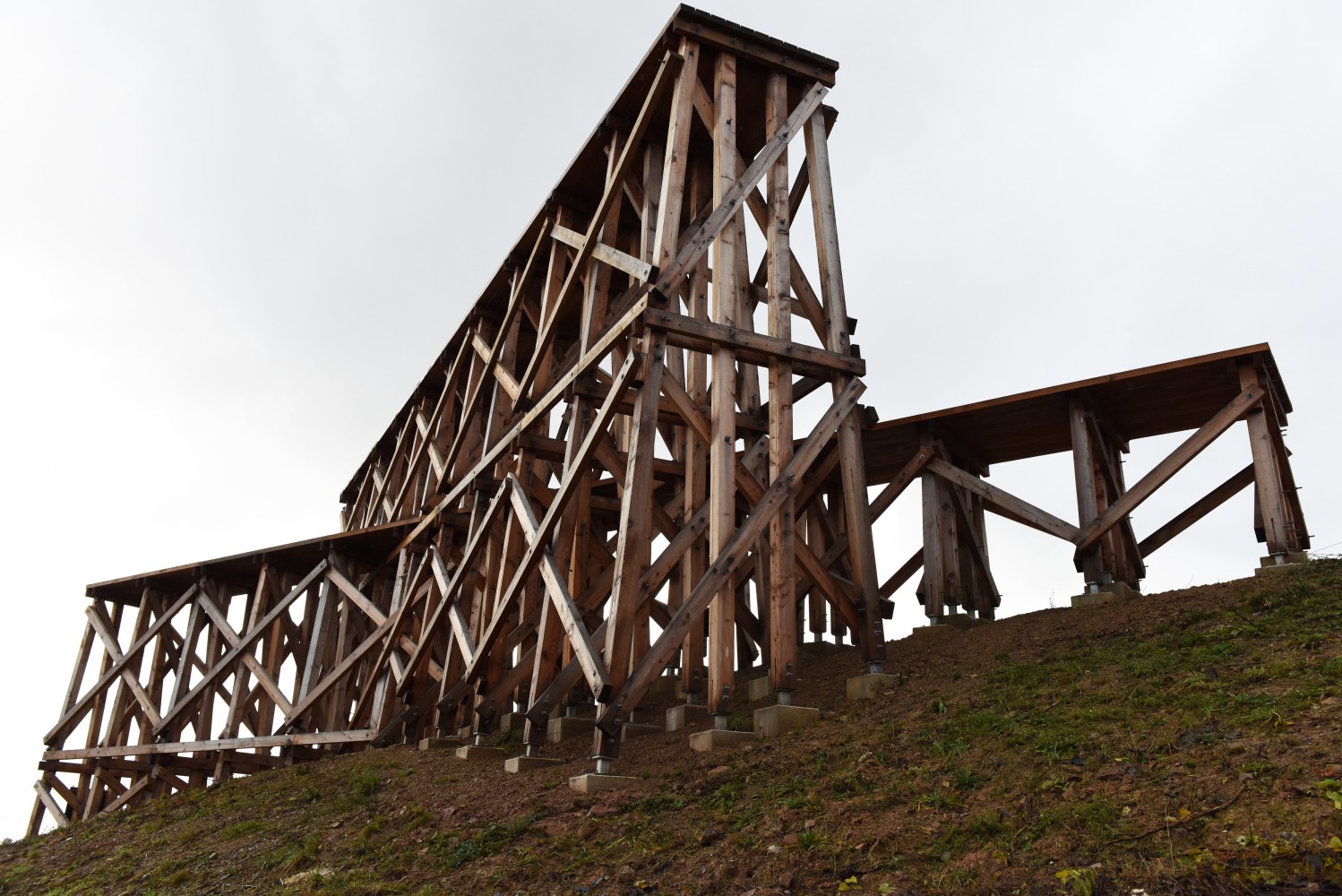 Installation view of outdoor sculpture by Oscar Tuazon