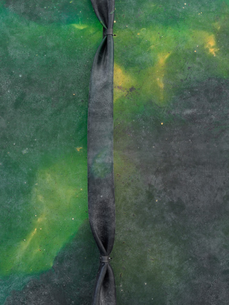 Crush 1

2024

Metal, latex, pigment, talcum

300 x 200 x 30 cm / 118 1/8 x 78 3/4 x 11 3/4 in

&amp;copy; Liesl Raff