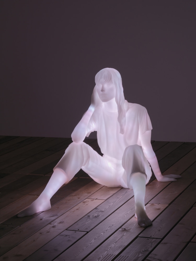 Installation by Doug Aitken, 3 Modern Figures (don’t forget to breathe) 2018 Cast frosted resin, programmed LED lights and composition, audio speakers and components Dimensions variable