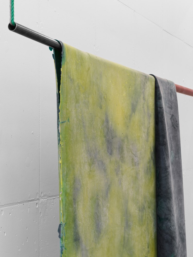 Crease

2024/2025

Metal, latex, rope, lacquer, pigment, talcum

198 x 404 x 40 cm / 78 x 159 x 15 3/4 in

&amp;copy; Liesl Raff