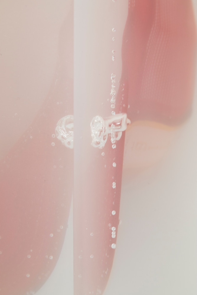 MATTHEW ANGELO HARRISON
Fog of American Ghosts
2024
Autoworkers hat, polyurethane resin, steel, acrylic
Sculpture 37 x 23 x 25 cm / 14 1/2 x 9 x 9 7/8 in
Pedestal 112 x 30.5 x 25.5 cm / 44 1/8 x 12 x 10 in
HARRI60086