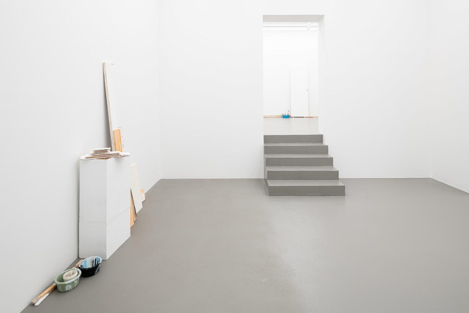 Installation view, Peter Fischli David Weiss, Polyurethane Objects, Galerie Eva Presenhuber, Vienna, 2023 © Peter Fischli David Weiss Courtesy the artists and Galerie Eva Presenhuber. Photo: Jorit Aust