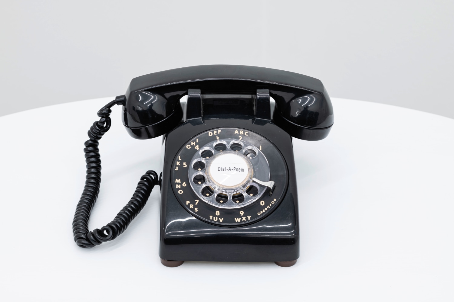 Dial-A-Poem Austria
2015
Rotary telephone, soundfile-player with digitally recorded poems
30 austrian authors
11 x 25 x 23 cm / 4 3/8 x 9 7/8 x 9 in

&amp;copy; Giorno Poetry Systems