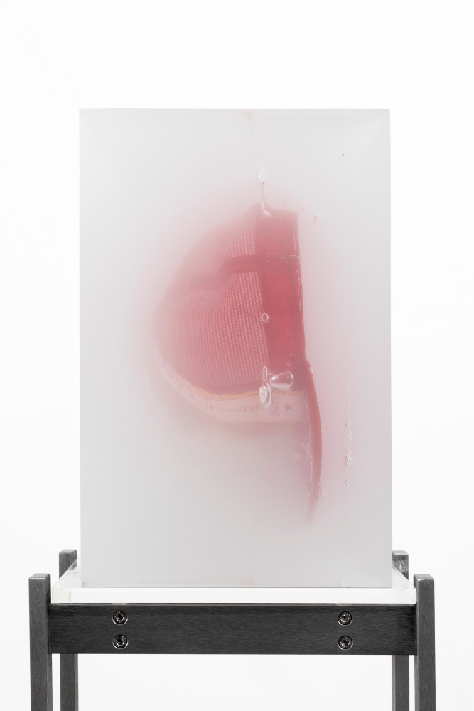 MATTHEW ANGELO HARRISON
Fog of American Ghosts
2024
Autoworkers hat, polyurethane resin, steel, acrylic
Sculpture 37 x 23 x 25 cm / 14 1/2 x 9 x 9 7/8 in
Pedestal 112 x 30.5 x 25.5 cm / 44 1/8 x 12 x 10 in
HARRI60086