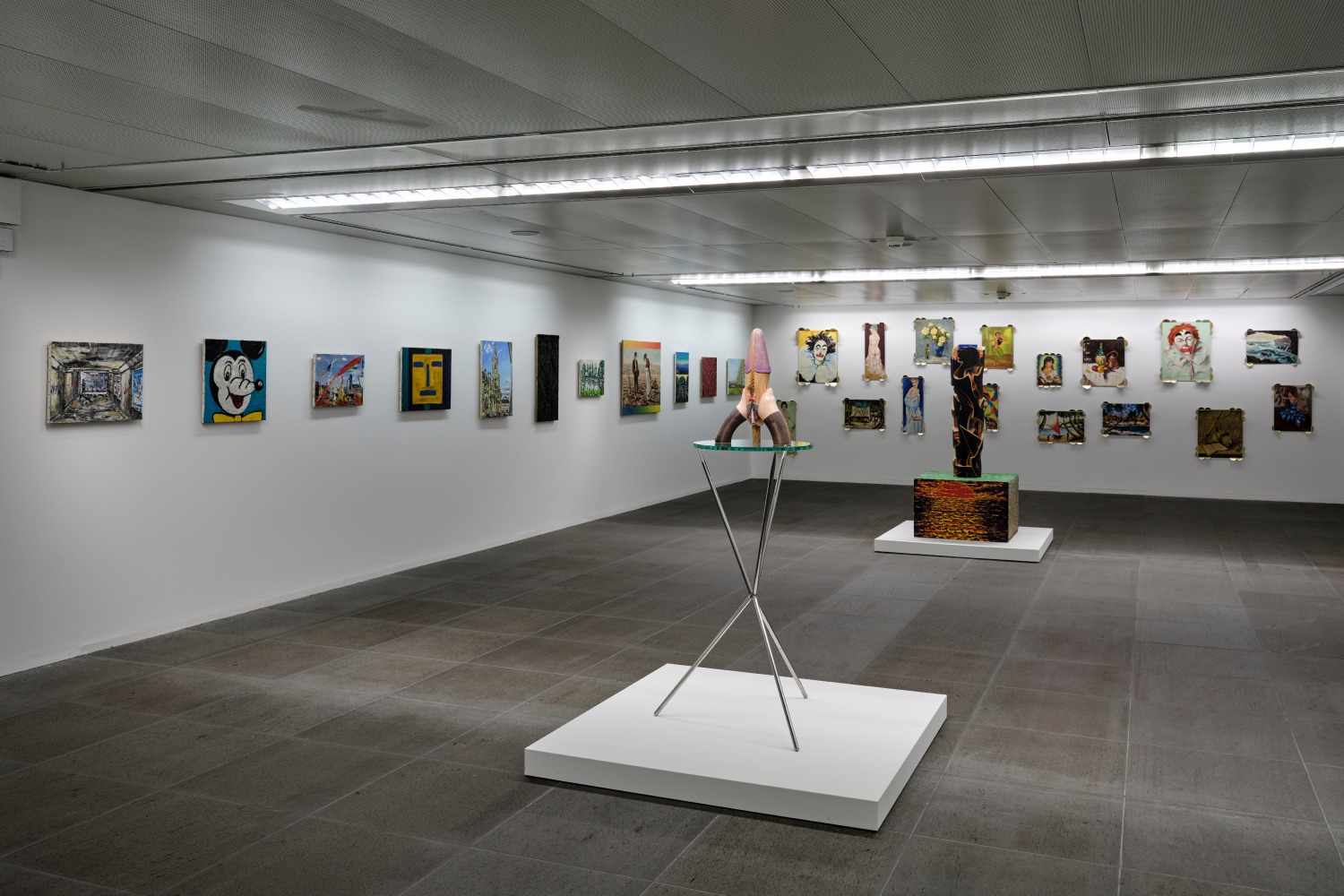 Installation view of paintings and sculptures by Jean-Frédéric Schnyder