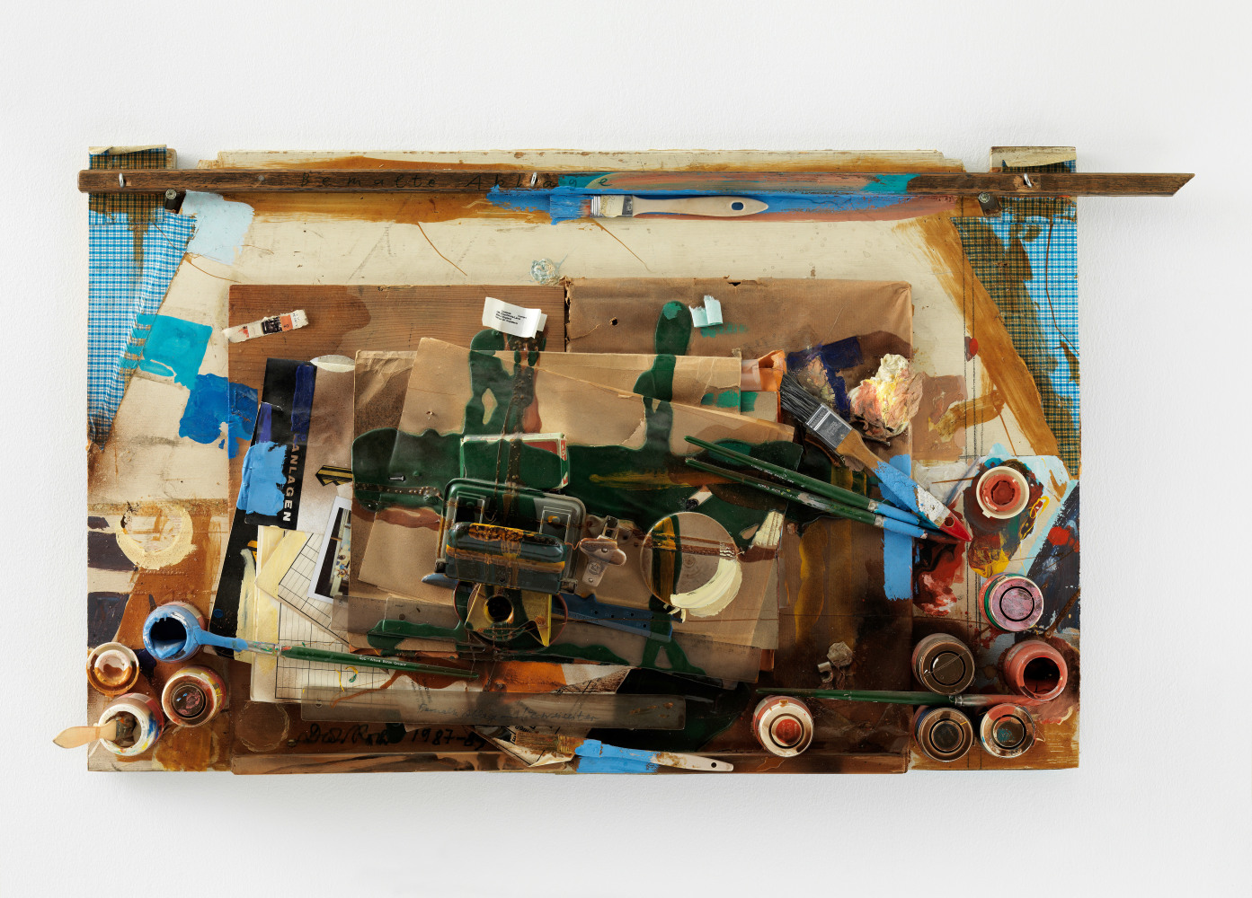 Bemalte Ablage - Zweiseiter

1987-89
Mixed media
Object 52 x 93 x 16 cm / 20 1/2 x 36 5/8 x 6 1/4 in
Frame 65 x 105 x 21 cm / 25 5/8 x 41 3/8 x 8 1/4 in

&amp;copy; Dieter Roth