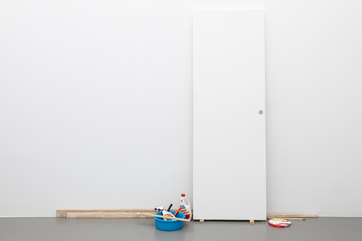 Installation view, Peter Fischli David Weiss, Polyurethane Objects, Galerie Eva Presenhuber, Vienna, 2023 © Peter Fischli David Weiss Courtesy the artists and Galerie Eva Presenhuber. Photo: Jorit Aust