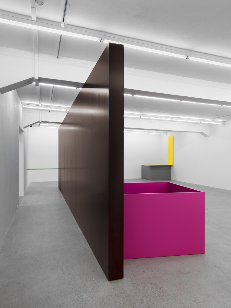 Installation by Gerwald Rockenschaub, Simple Philosophy 2009 1 sculpture, MDF, lacquered: 300 x 180 x 200 cm 3-part sculpture, MDF, metal tube, lacquered, 300 x 900 x 20 cm; 100 x 150 x 150 cm; Ø 5 x 150 cm Installation view, Galerie Eva Presenhuber, Zurich, 2009