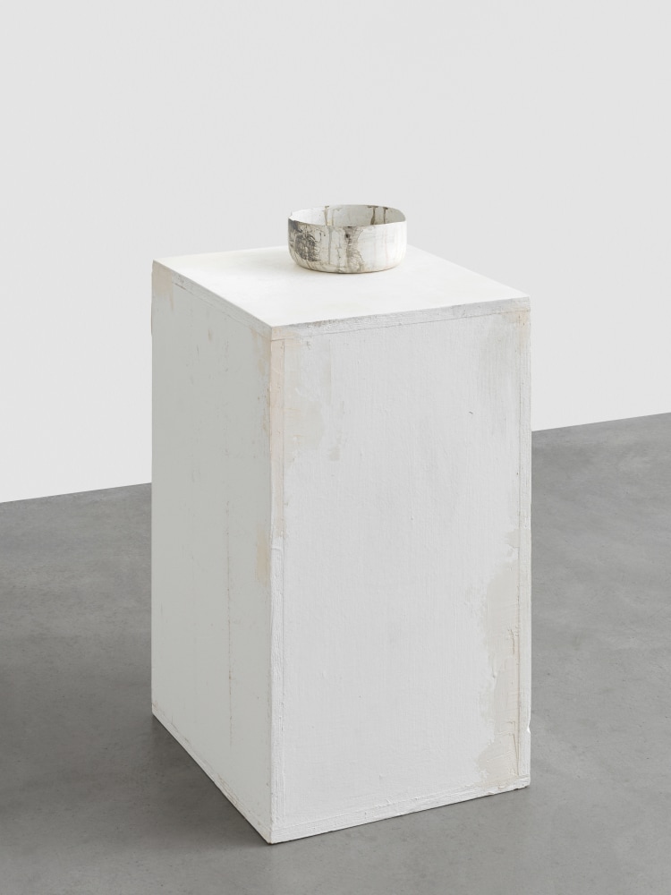 PETER FISCHLI / DAVID WEISS

&amp;nbsp;

Untitled

2001

Polyurethane; 2 parts

Pedestal 79.5 x 50 x 44 cm / 31 1/4 x 19 5/8 x 17 3/8 in

Object 8.5 x 20 x 20 cm / 3 3/8 x 7 7/8 x 7 7/8 in

FISCW59200