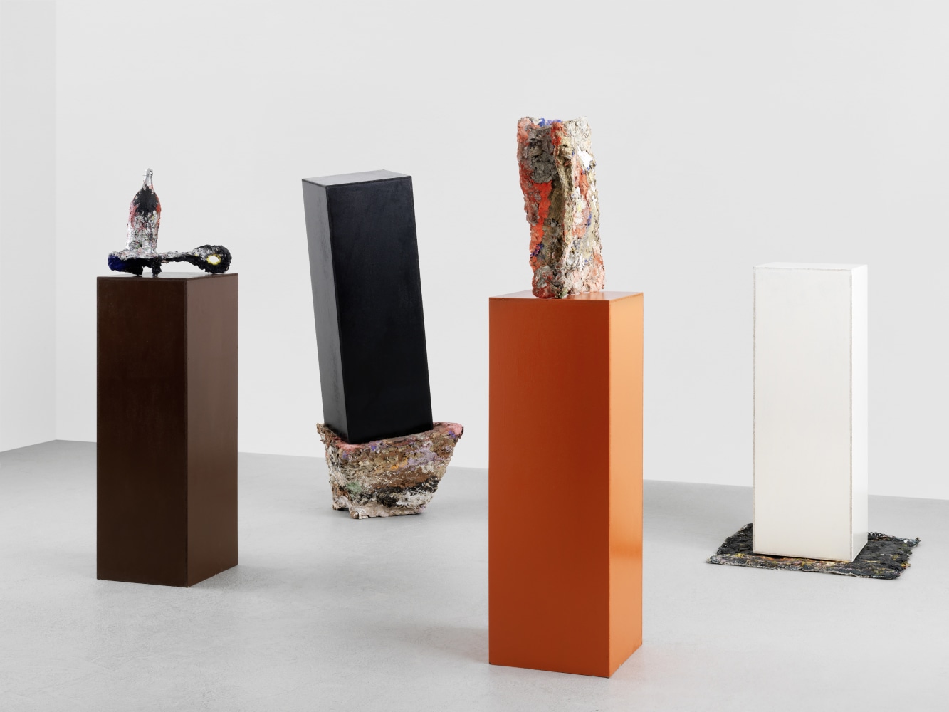 Ohne Titel (mit Heimo Zobernig, Herbert Brandl, Otto Zitko)

1988
Papier-m&amp;acirc;ch&amp;eacute;, painted particle board, painted glass bottle, oil on canvas, 4 parts
Installation dimensions variable

&amp;copy; Archiv Franz West &amp;copy; Estate Franz West