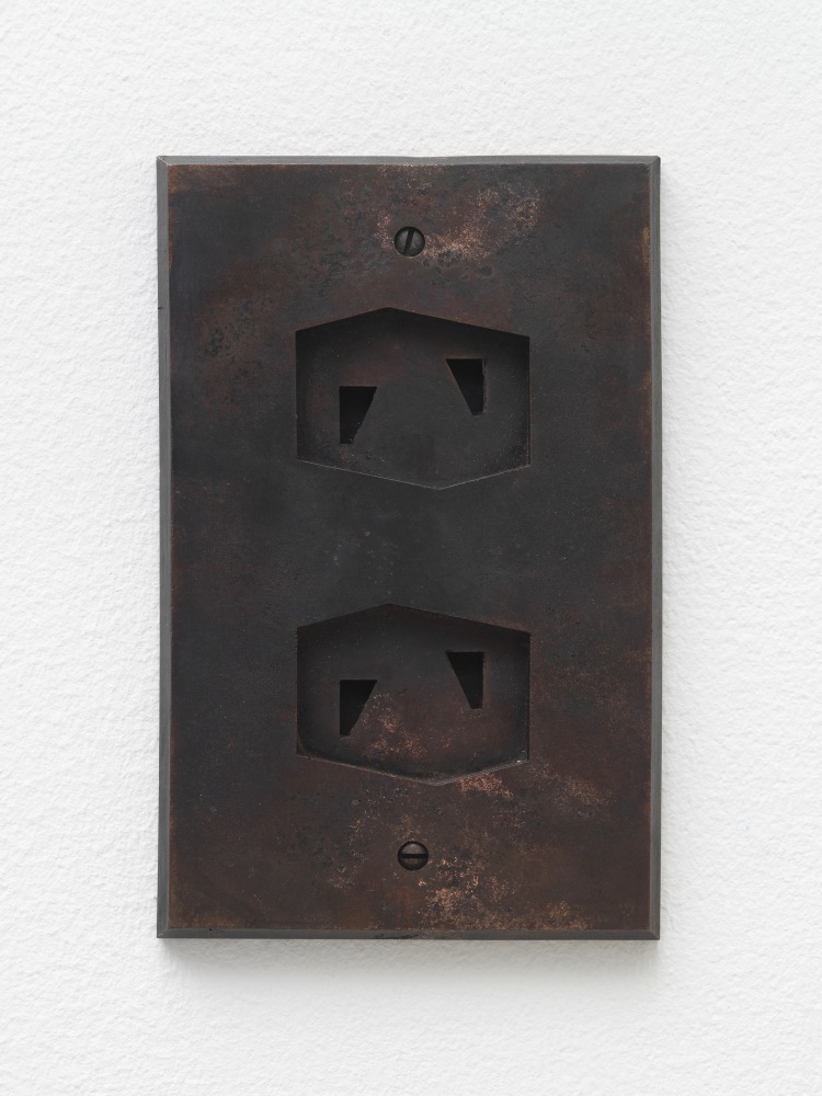 Dead Star (yellow wall lamp)

2015

Painted steel, brass, cast and painted bronze; 2-parts

Wall lamp 26 x 26 x 12.5 cm / 10 1/4 x 10 1/4 x 4 7/8 in

Socket 15.5 x 9.5 x 1 cm / 6 x 3 5/8 x 3/8 in

Installation dimensions variable

&amp;copy; Martin Boyce