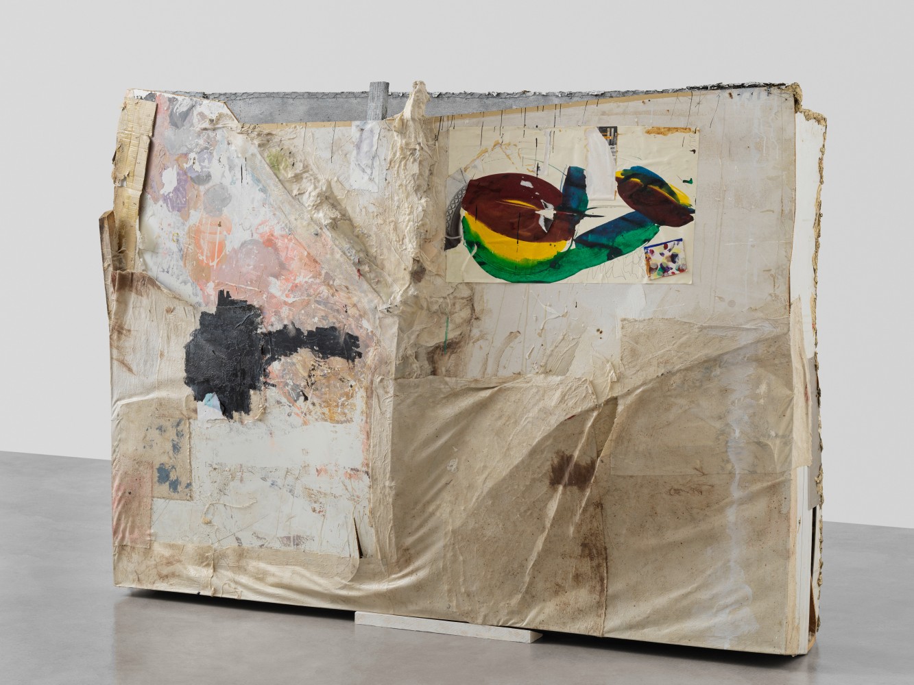 Otto sieht jetzt einen roten Würfel auf dem Tisch

1990

Hardboard, wood, wire mesh, cardboard, glue, iron, paper

160 x 216 x 72 cm / 63 x 85 x 28 3/8 in

&amp;copy; Archiv Franz West &amp;copy; Estate Franz West