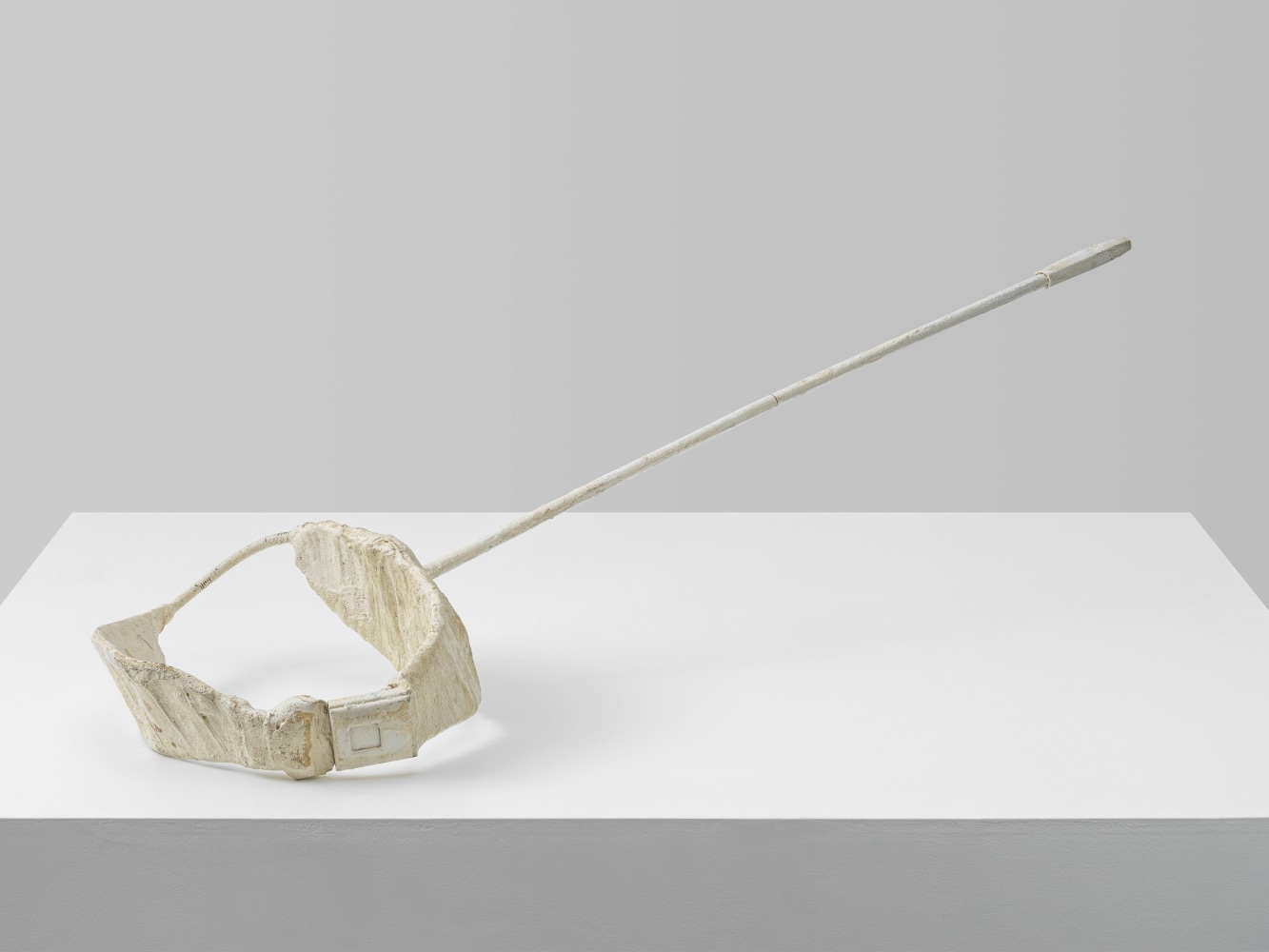 Passstück

1975

Lacquered iron, plastic, papier-m&amp;acirc;ch&amp;eacute;

15 x 125 x 40 cm / 5 7/8 x 49 1/4 x 15 3/4 in

&amp;copy; Archiv Franz West &amp;copy; Estate Franz West