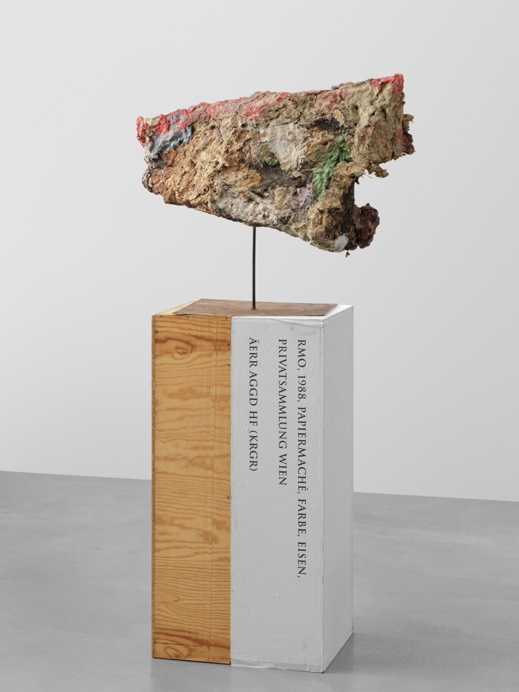 Rmo

1988

Paper mach&amp;eacute;, iron, paint, artist&amp;#39;s pedestal

Sculpture 27 x 78 x 62 cm / 10 5/8 x 30 3/4 x 24 3/8 in

&amp;copy; Archiv Franz West &amp;copy; Estate Franz West