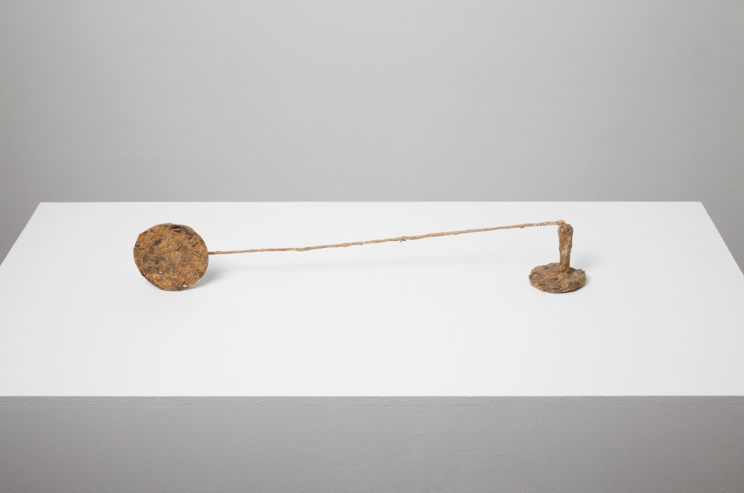 Maulschelle

Approx. 1980

Papier-m&amp;acirc;ch&amp;eacute;, wire and can lid

12 x 72 x 9 cm / 4 3/4 x 28 3/8 x 3 1/2 in

&amp;copy; Archiv Franz West &amp;copy; Estate Franz West